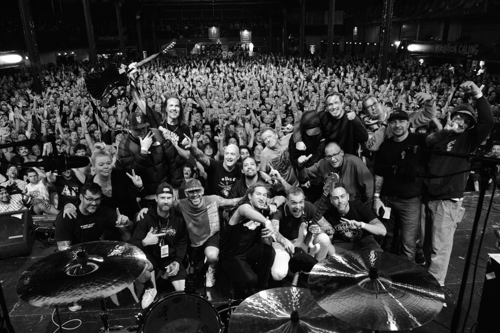 Gruppenfoto auf der Bühne vor einer großen Konzert-Crowd, Ann-Kathrin Weitz links in der zweiten Reihe