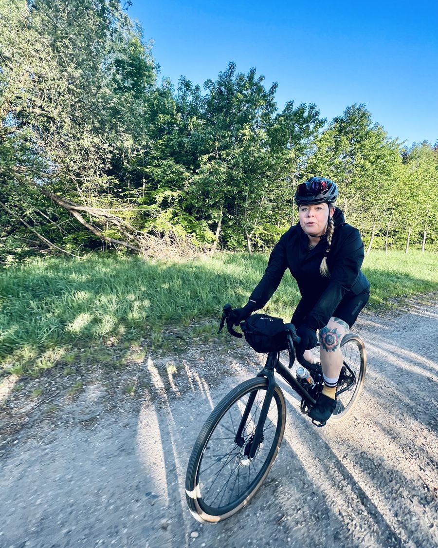 Ann-Kathrin Weitz auf dem Gravelbike auf einem Schotterweg
