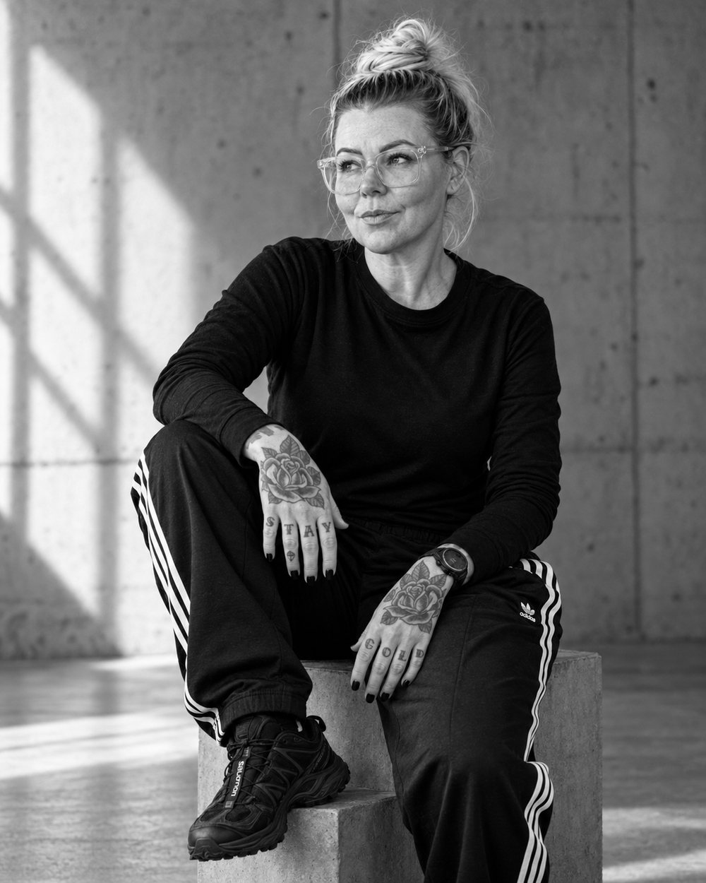 Ann-Kathrin Weitz sitzend vor einer Betonwand