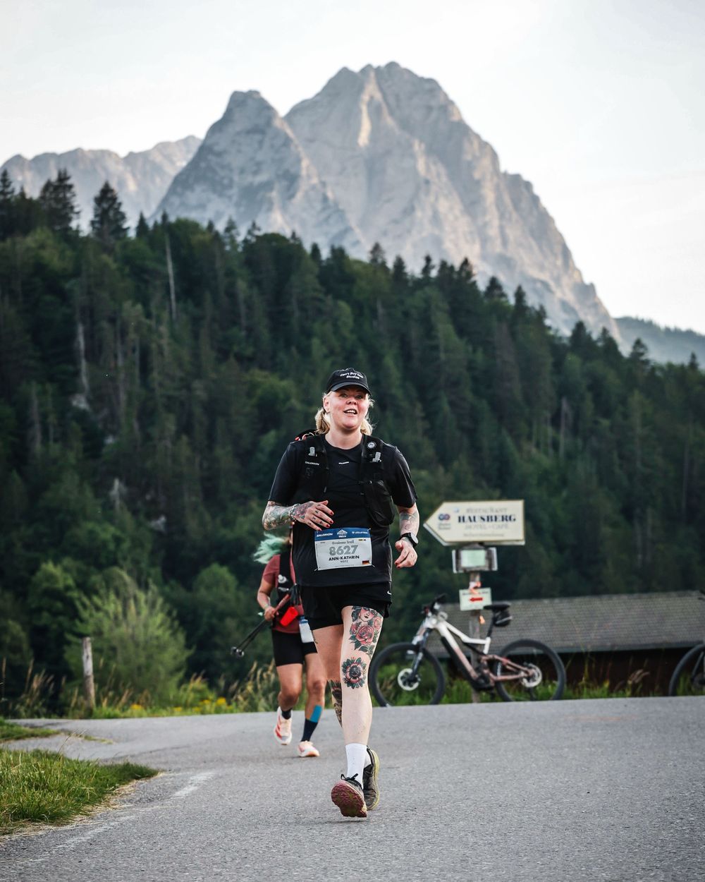 Ann-Kathrin Weitz beim Trailrun vor Alpengipfeln, mit Startnummer